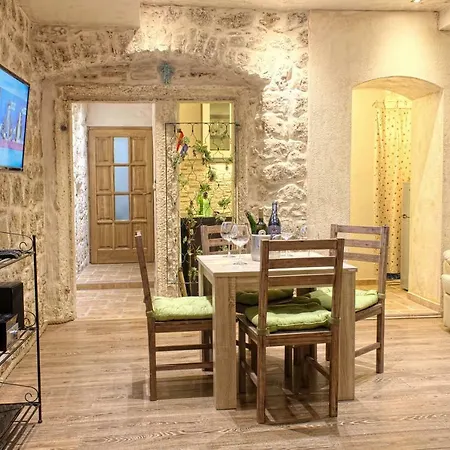 Apartment Optimist/old House Makarska