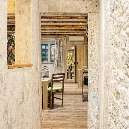 Optimist/old House Apartment *