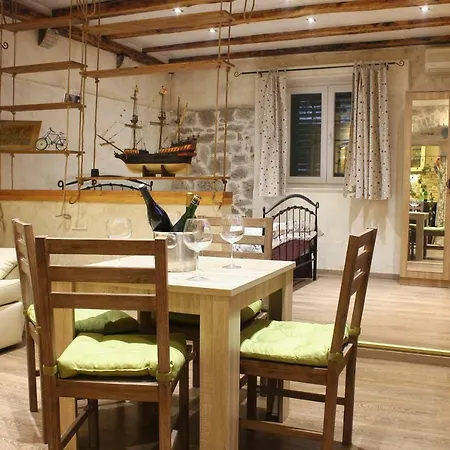 Optimist/old House Apartment *