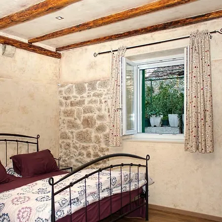 Optimist/old House * Makarska