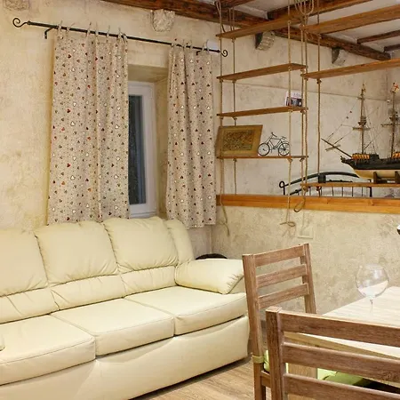 Optimist/old House Apartment Makarska
